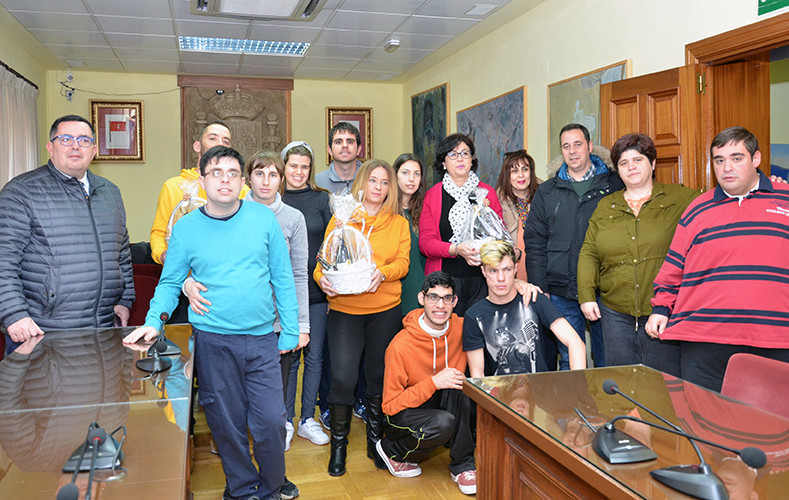 Chicos y chicas de Adisgua, representantes de ACEG, Noelia Pozas, concejala de Desarrollo Local y los representantes de Chimeneas Barja, Chucherías Bambi e Iluminación Iluwat