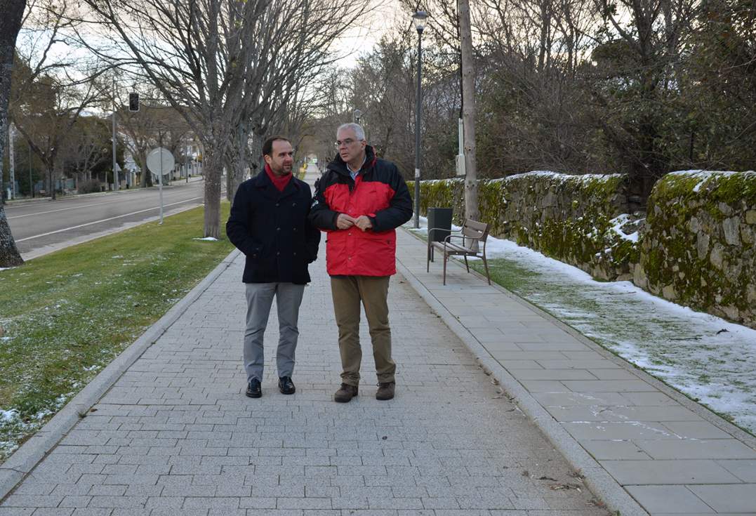 El Consejero de Administración Local y el Alcalde de Guadarrama inauguran las obras de remodelación del Paseo de La Alameda