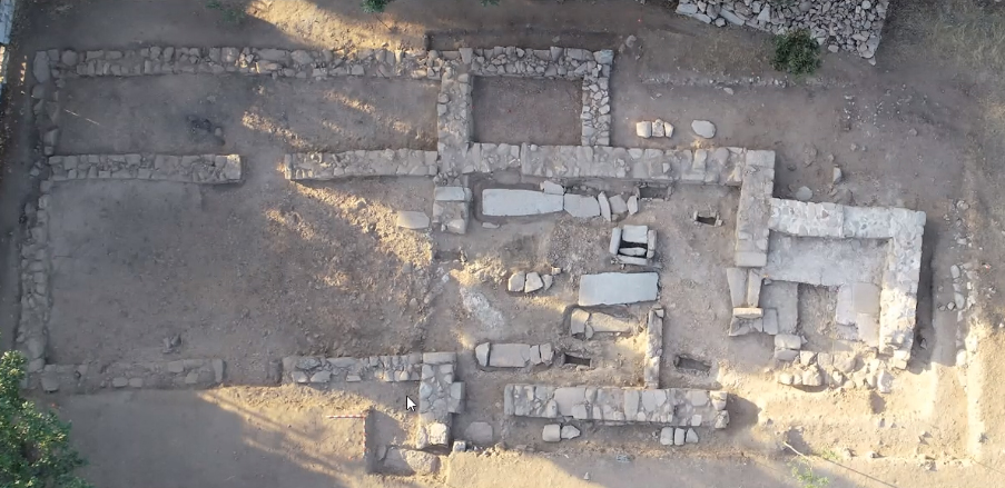 Fotografía de la planta de la iglesia visigoda del yacimiento de El Rebollar en El Boalo