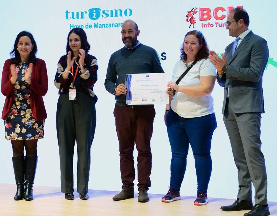 Entrega del diploma a Amadbñam Aventura