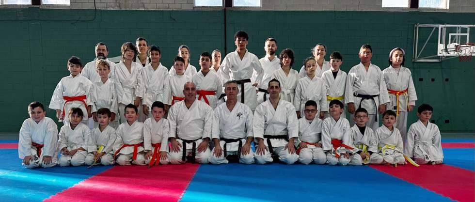Participantes en el curso de kárate de Jesús Latorre