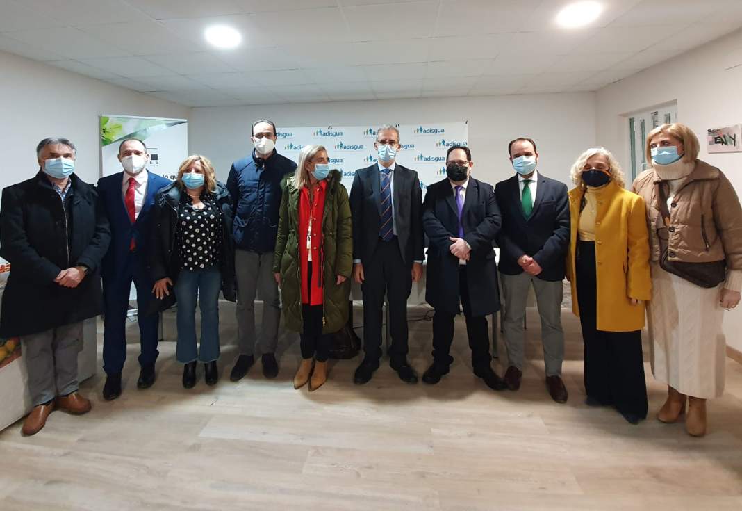 Alcaldes de la zona y responsables de Adisgua durante la inauguraciñon de las nuevas instalaciones