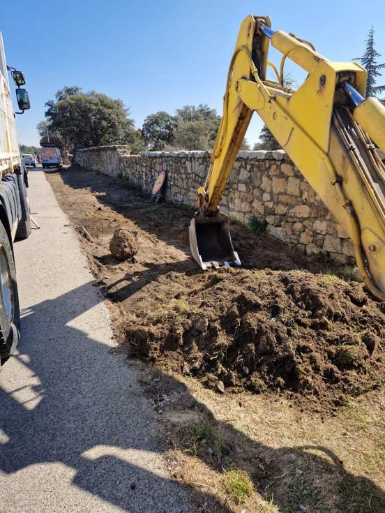 Obras de construcción de la nueva parada de autobús en la Nacional VI