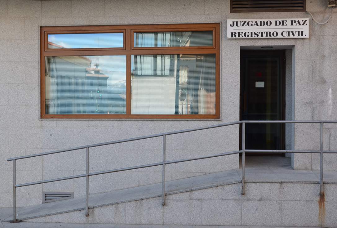 Entrada al Juzgado de Paz de Guadarrama