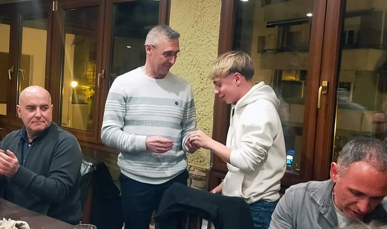 El Maestro Jesús Latorre entrega la insignia de Plata a uno de los alumnos
