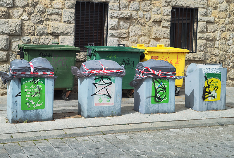 Contenedores soterrados de la calle de La Iglesia en Guadarrama