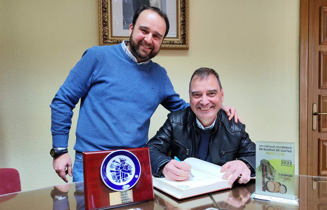 El Alcalde de Guadarrama y el presidente de la Casa de Asturias en Guadarrama