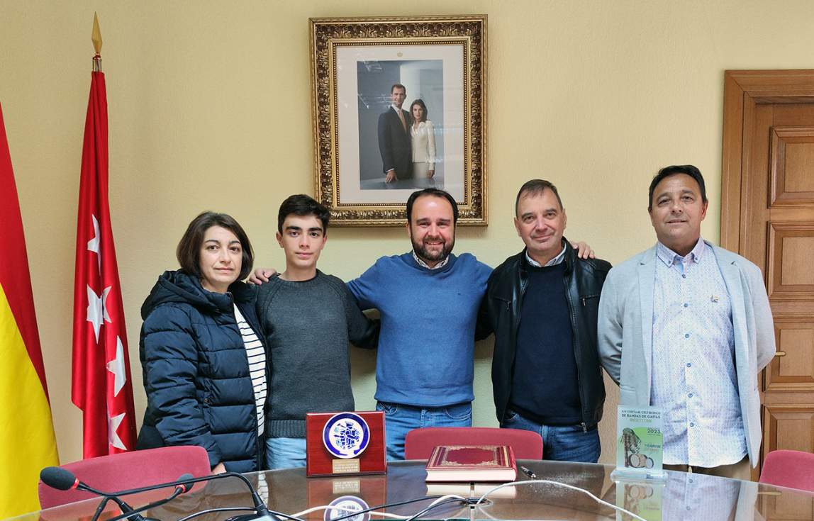 Representantes de la Banda de Gaitas La Tarabica con el Alcalde de Guadarrama