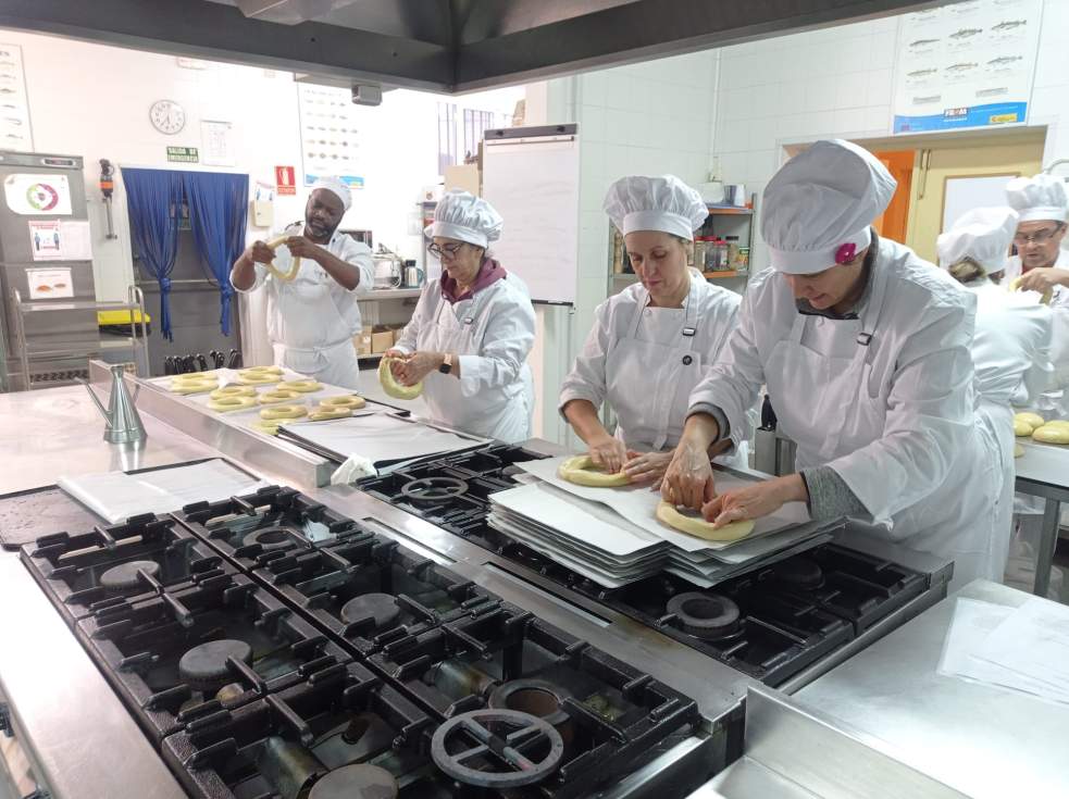 Alumnos del anterior curso de ayudante de pastelería en Guadarrama