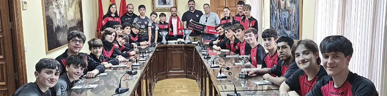 Los equipos del Club Voleibol Guadarrama firman en el Libro de Honor tras sus &eacute;xitos en el MadCup Volley