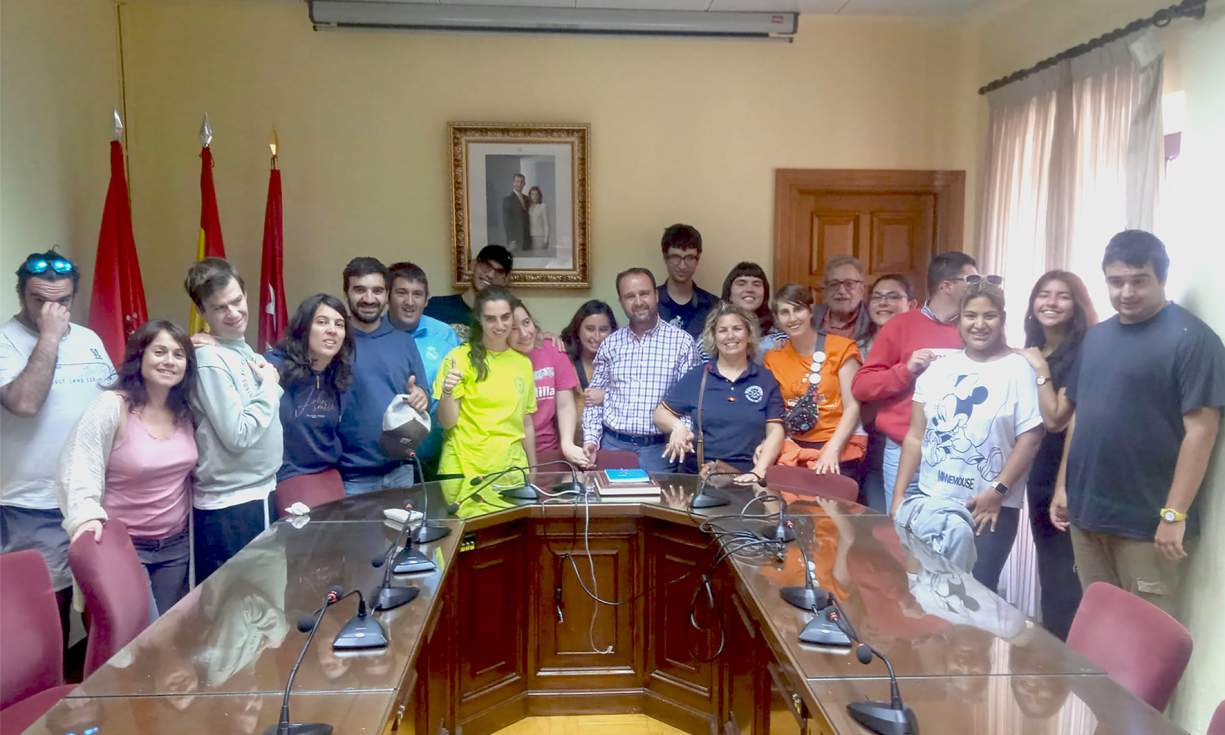 Grupo de jóvenes de la Asociación Adisgua en su visita al Ayuntamiento