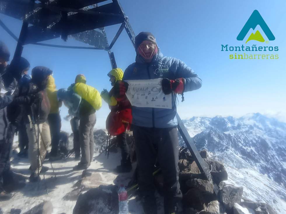 Miguel Ángel Gavilán en la cima del Toubkal durante la expedición Aventura en Marruecos