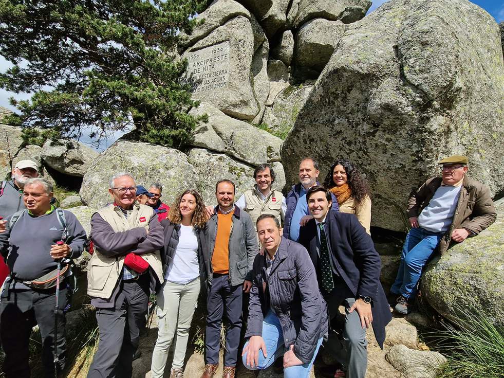 Guadarrama depositado libro en la Peña del Arcipreste de Hita