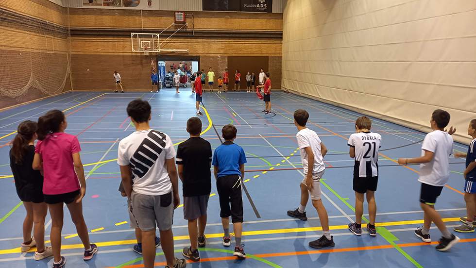Participantes en el campus deportivo de Guadarrama en el polideportivo Juan Antonio Cuadrillero