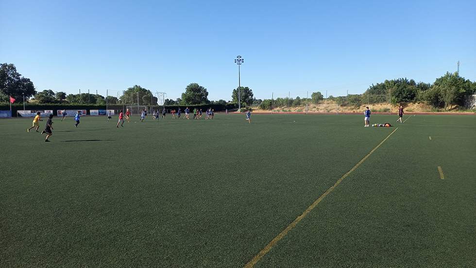 Los participantes del campus de deportes de Guadarrama en el campo de fútbol
