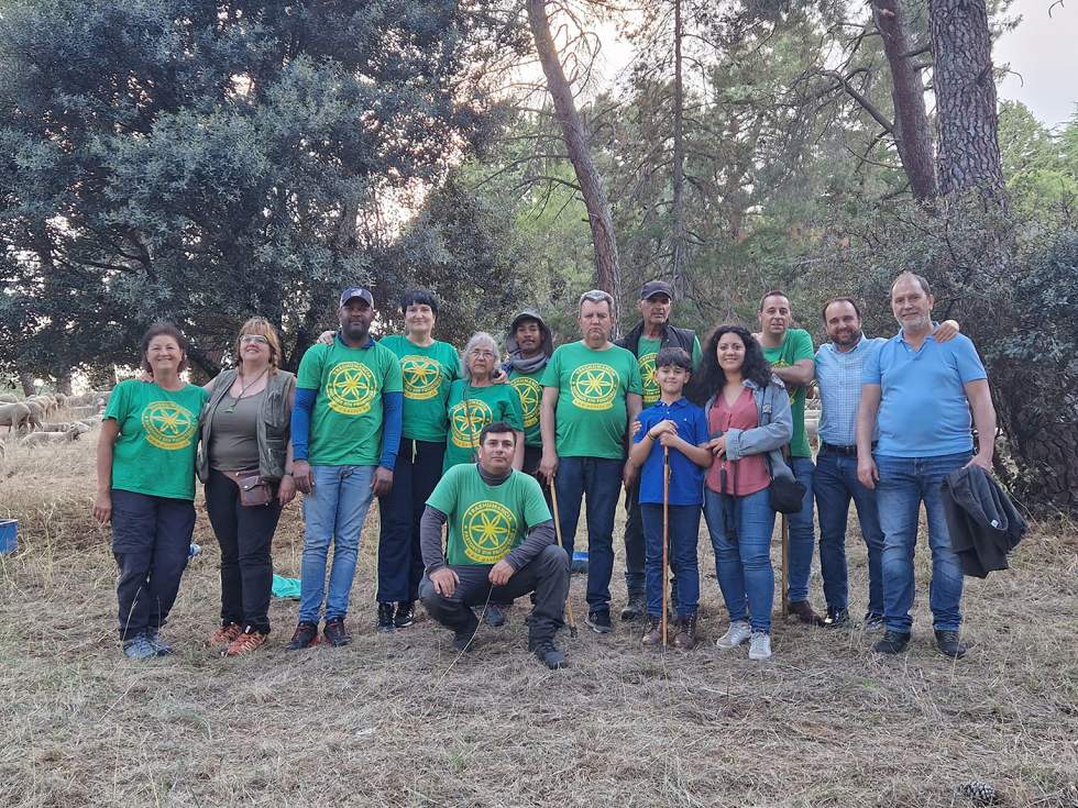 Grupo de pastores, voluntarios y autoridades que han recibido el paso de la trashumancia por Guadarrama