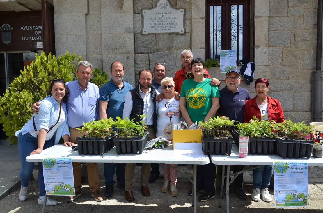 Entrega de plantas y árboles por el día mundial del Medio Ambiente en Guadarrama