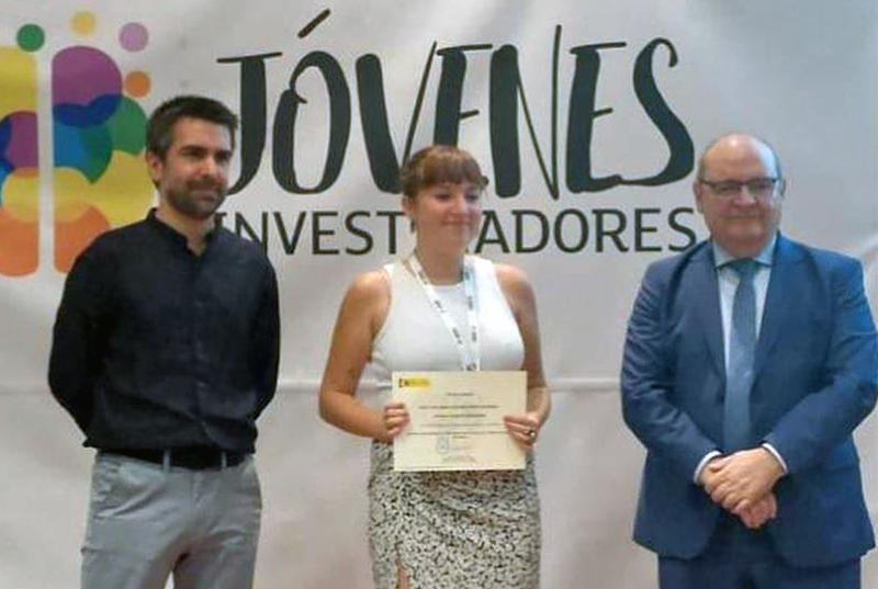Jimena Castilla, alumna del IES Guadarrama con su premio