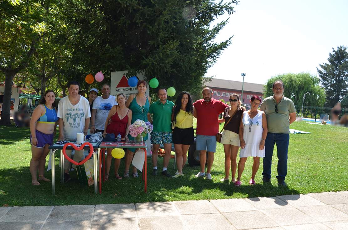 Representantes de la Asociación ADEM y el Ayuntamiento de Guadarrama