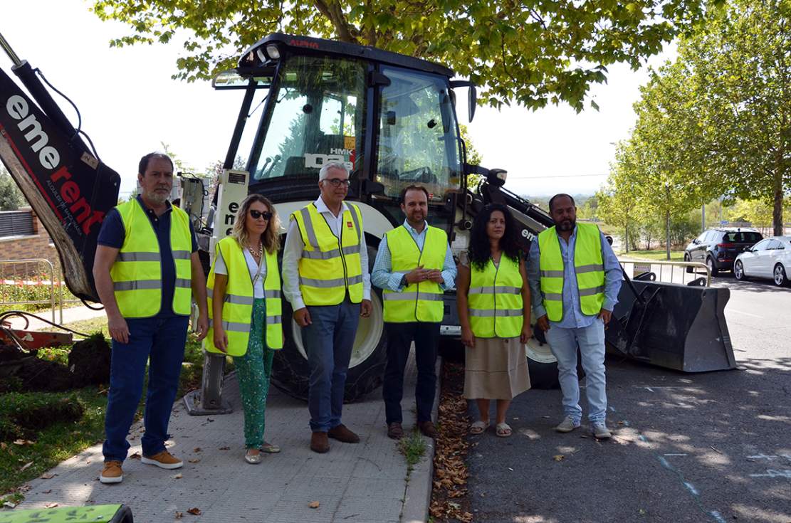 Imagen de los concejales presentes en la visita del consejero a Guadarrama