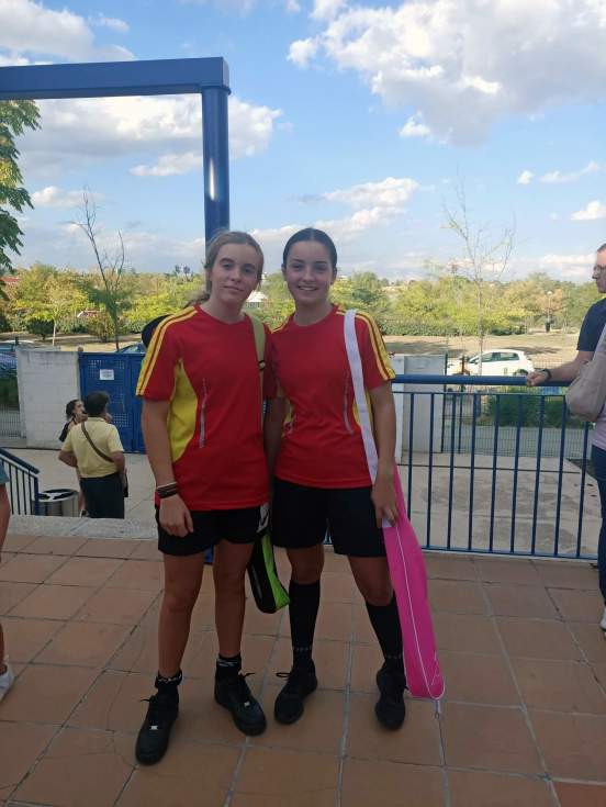 Eva Gil y Gema Sújar, alumnas de la Escuela Municipal de Floorball de Guadarrama