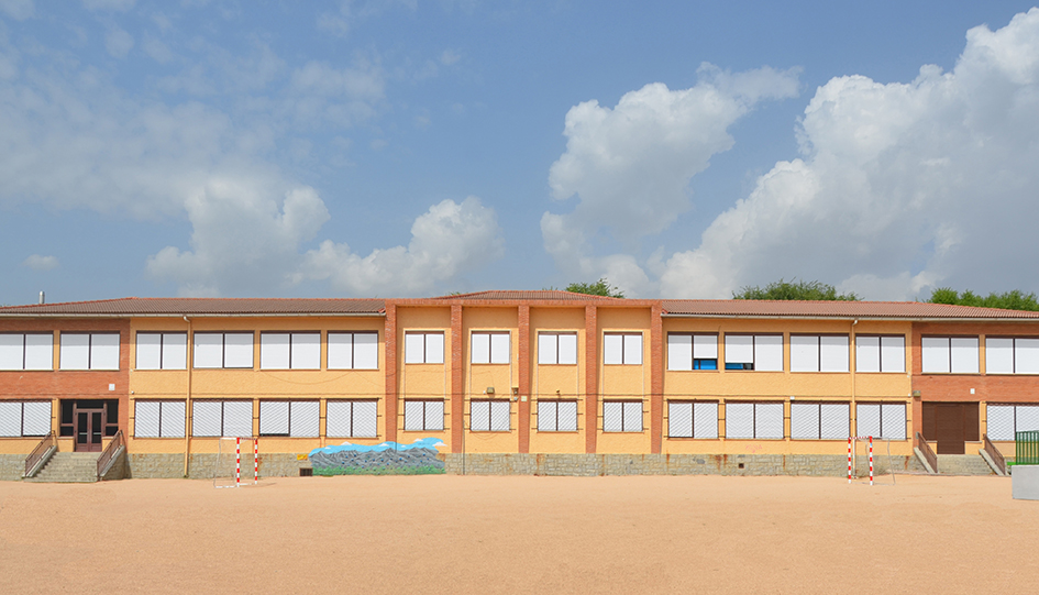 Fachada del colegio Villa de Guadarrama con las nuevas persianas