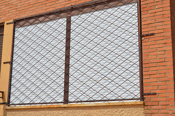 Detalle de una de las persianas del colegio Villa de Guadarrama