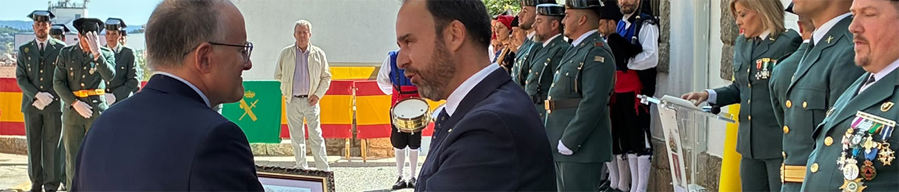 Guadarrama impone la medalla al m&eacute;rito c&iacute;vico-heroico de la Protecci&oacute;n Civil al doctor Romero