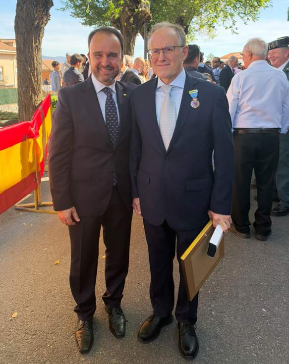 Medalla al mérito cívico-heroico de la Protección Civil al doctor Romero de Guadarrama