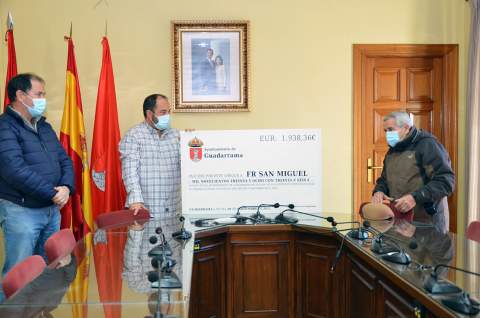 Entrega de su cheque con el donativo a la Fundación San Miguel