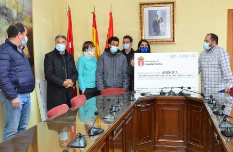Entrega de su cheque con el donativo a ADISGUA