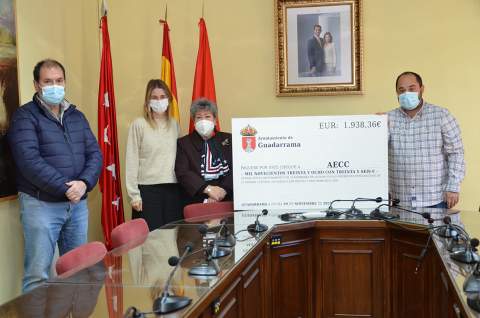Entrega de su cheque con el donativo a la Asociación Española contra el Cáncer