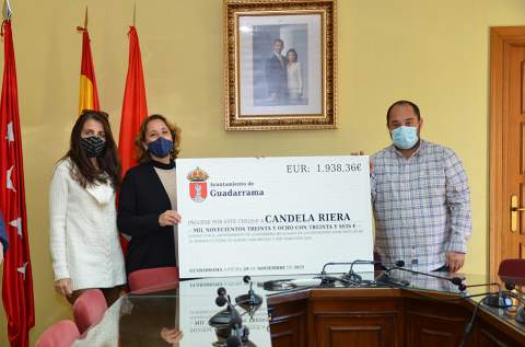 Entrega de su cheque con el donativo a la Asociación Candela Riera