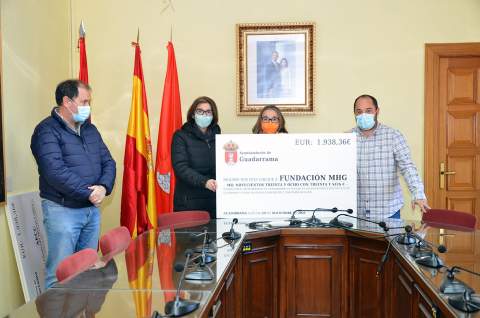 Entrega de su cheque con el donativo a la Fundación MHG