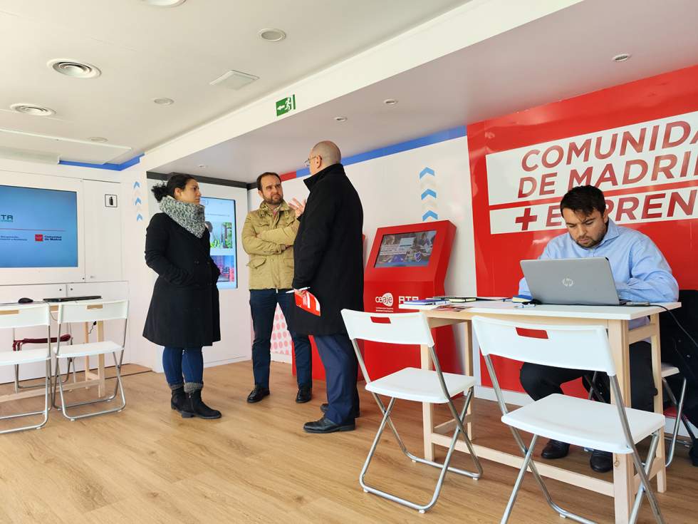 El Alcalde visitó el autobús del Emprendimiento