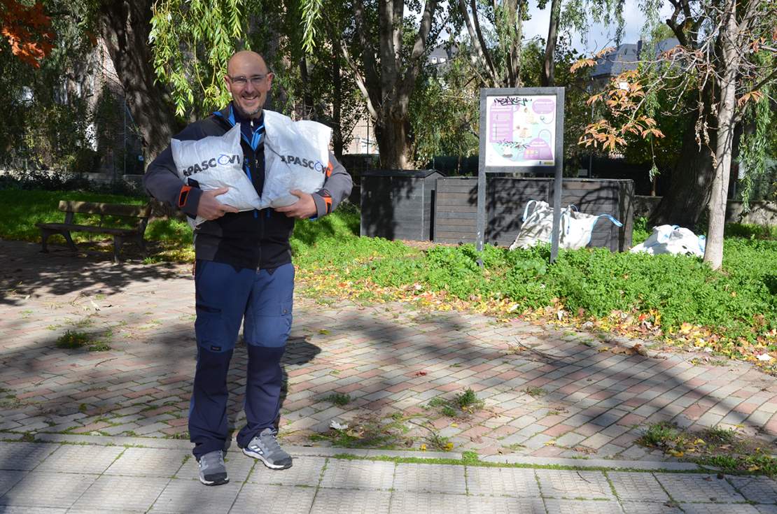 Entrega de compost a los participantes de Guadarrama Composta