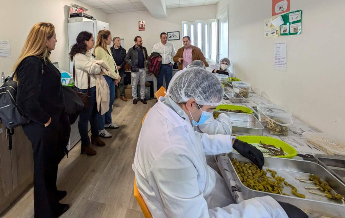 Visita del alcalde de Guadarrama a Adisgua