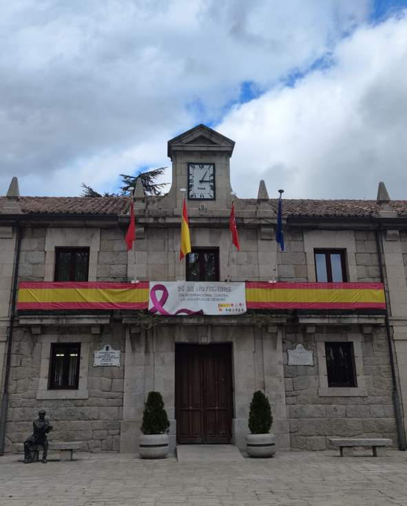 Pancarta en el balcón municpal por el Día Internacional para la eliminación de la violencia contra las Mujeres
