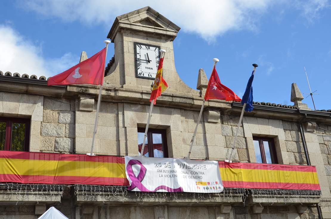 Fachada del Ayuntamiento de Guadarrama con pancarta contra la violencia de género